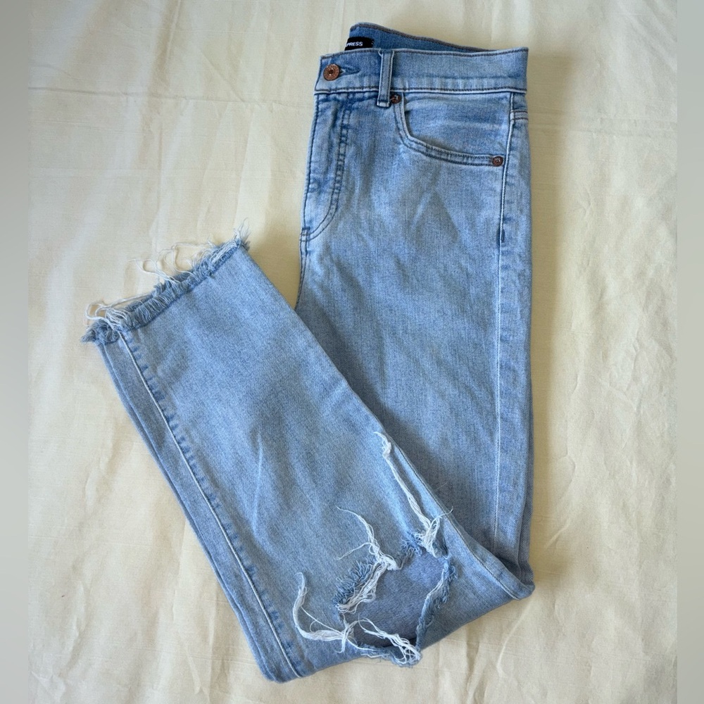Express Mom Jeans Super High Rise Size 2
Distressed Ripped Raw Hem Light Wash